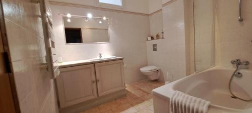 łazienka z wanną, umywalką i toaletą w obiekcie Résidence Pascal Paoli w mieście Moriani-Plage