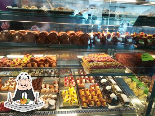 une vitrine dans une boulangerie avec de nombreuses pâtisseries différentes dans l'établissement Bed & Breakfast Torre Mare, à Salerne