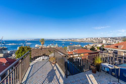 uma varanda com vista para a água em Val Paradou - ex - Casa Magnolia em Valparaíso