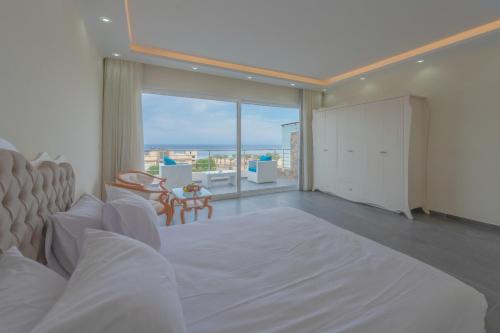 biała sypialnia z dużym łóżkiem i dużym oknem w obiekcie unique villa with heated pool and Spa w mieście Hurghada