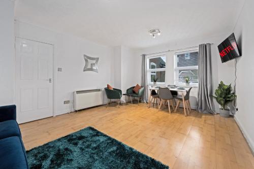 Station Apartment High Wycombe في هاي وايكومب: غرفة معيشة مع طاولة وكراسي