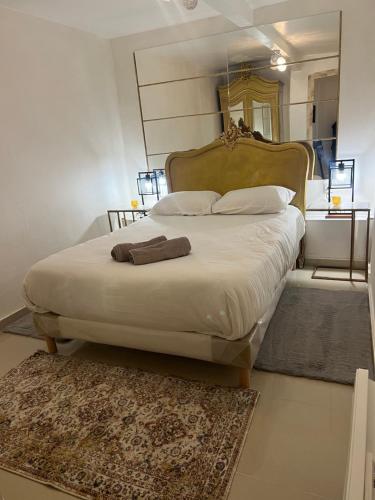 a bedroom with a large bed with a large headboard at Appartement à 10 minutes du Stade de France in Saint-Denis