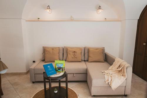 - un salon avec un canapé et une table dans l'établissement Via Dura - Apulian Cozy House, à Locorotondo