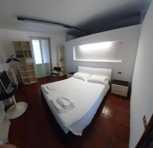 1 dormitorio con 1 cama blanca en una habitación en Volta 8, en Cassano Magnago
