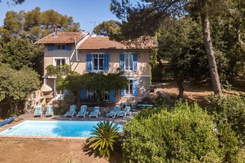 une maison avec une piscine devant dans l'établissement Villa Provençale avec 2 maisons d'amis ,piscine ,Jacuzzi ,vue mer, à La Roquette-sur-Siagne
