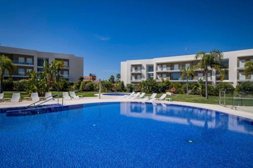 una gran piscina frente a un edificio en GINVA - Costa Ballena & Eleven Views, en Costa Ballena