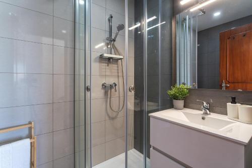 Ένα μπάνιο στο HostWise - Spacious & Sunny Flat - Loulé