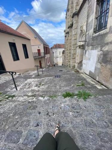 a person with their feet up on a stone street at 15 personnes Chez Delphine et Guillaume in Montbard