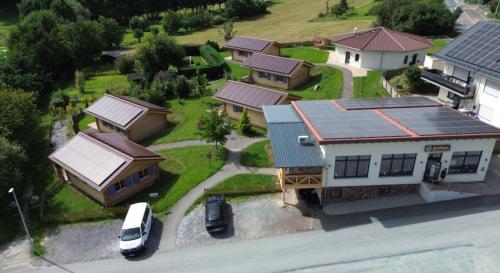 uma vista aérea de uma casa com telhados solares em Carolinger Hüttendorf em Weyer