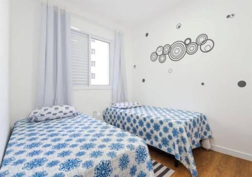 1 dormitorio con 2 camas y ventana en Quality Place Apartments by BnbHost, en São Paulo