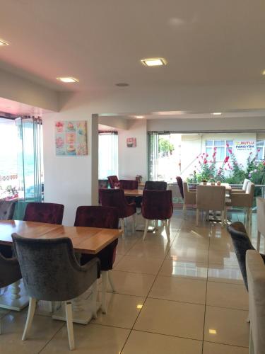 a dining room with wooden tables and chairs at Bayraktar Hotel in Akcakoca
