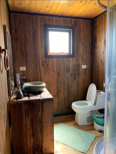 La salle de bains en bois est pourvue d'un lavabo et de toilettes. dans l'établissement CASA CARDONAL CURANIPE, à Curanipe