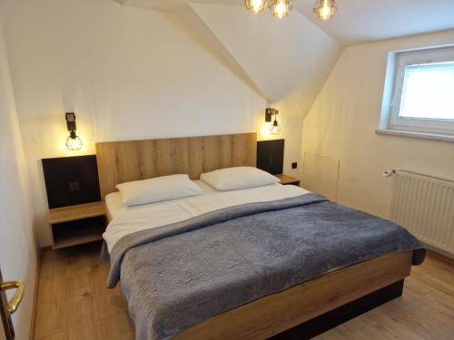 Кровать или кровати в номере Pri štorklji