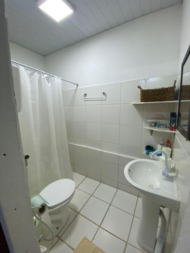 łazienka z toaletą i umywalką w obiekcie Sítio Caminho das Acácias w mieście São Lourenço da Mata