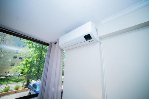 a room with a large window with a curtain at Full departamento, Metro Manquehue, Las Condes in Santiago