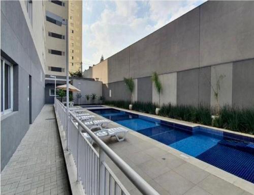 uma varanda com uma piscina ao lado de um edifício em Admirável Apartamento Em Frente Ao Metrô Brás ! Ap 56 A Torre 2 em São Paulo