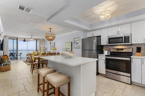 Köök või kööginurk majutusasutuses Welcome to Beach Villas # 704 - Updated Top Floor Gulf Front & Sunsets - Rental 250 Estero Blvd condo