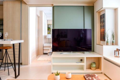 sala de estar con TV de pantalla plana grande en Saint Paul Apartment by BnbHost, en São Paulo