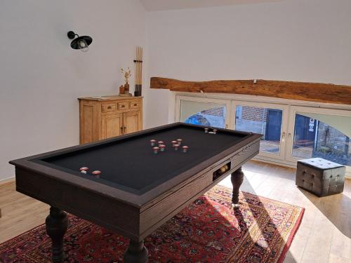 sala de estar con mesa de billar en una habitación en La Caverne, en Rochefort