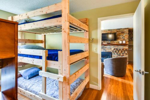Cette chambre avec lits superposés se trouve dans une maison. dans l'établissement Ski-In and Out and Golf Condo with A and C at Holiday Valley!, à Ellicottville