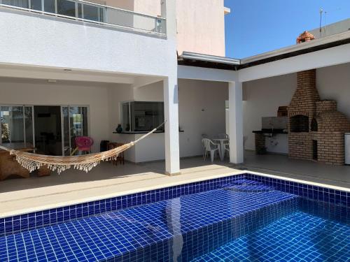 una piscina en el patio trasero de una casa en Reluz Tranquility melhorcasaaracaju, en Aracaju