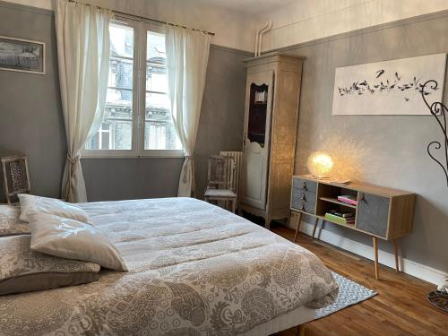 - une chambre avec un grand lit et une fenêtre dans l'établissement CLOVIS, à Reims