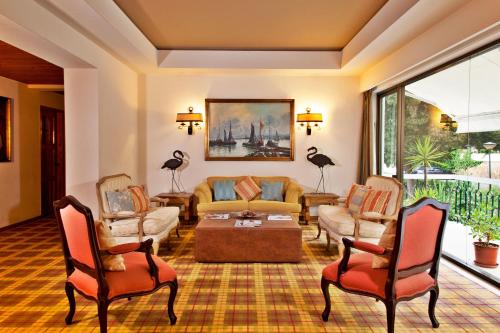a living room with a couch and chairs at Lago Azul Eco Hotel in Ferreira do Zêzere