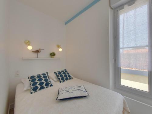 sypialnia z łóżkiem z dwiema poduszkami i oknem w obiekcie Studio Confort pour 4 pers. proche Plage/Commerces - Châtelaillon-Plage - FR-1-706-1 w mieście Châtelaillon-Plage