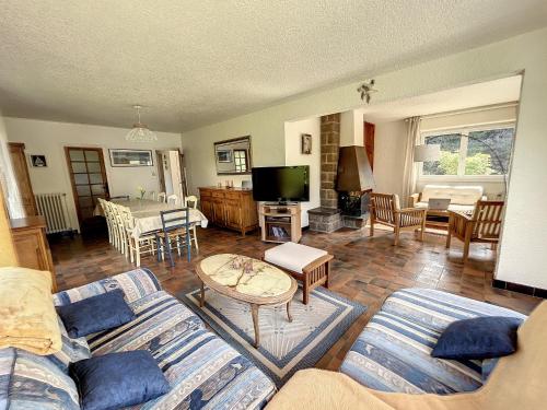 Fotografia z galérie ubytovania Grande Maison Familiale à 100m de la Plage - Jardin, Véranda, Wifi et Confort Moderne - FR-1-361-466 v destinácii Jullouville-les-Pins