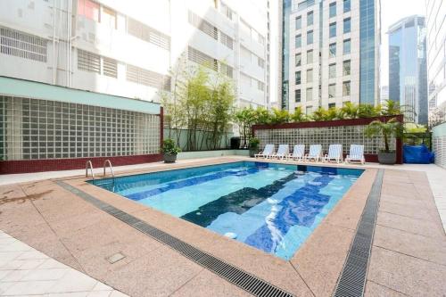 una piscina in cima a un edificio di Concept Uno Apartments by BnbHost a San Paolo