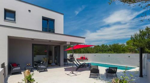 Banjole, moderna vila sa slanim bazenom, blizu plaže