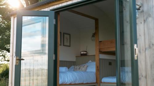 een glazen deur die leidt naar een kamer met een bed bij Denham's Rest in Clitheroe