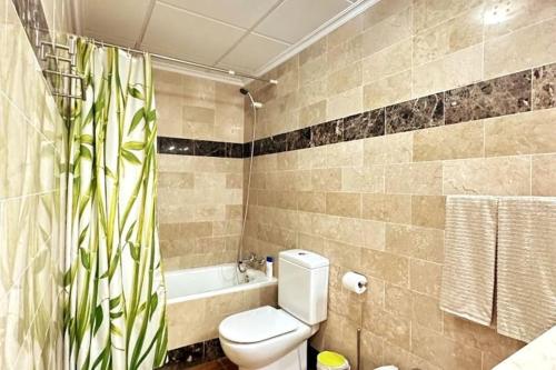 モハカルにあるSpirit of Mojacar Playa Resortのバスルーム(トイレ、バスタブ、シンク付)