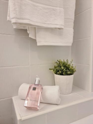 a pink bottle of soap on a shelf in a bathroom at Ensō in Penagos