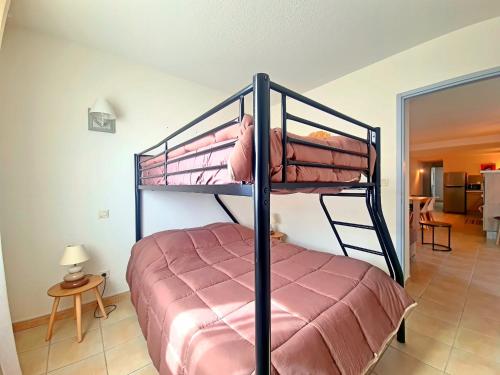 1 dormitorio con 2 literas en una habitación en Appartement Saintes-Maries-de-la-Mer, 3 pièces, 4 personnes - FR-1-475-110, en Saintes-Maries-de-la-Mer