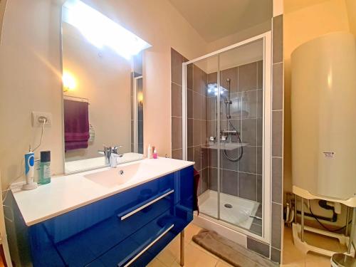 y baño con lavabo azul y ducha. en Appartement Saintes-Maries-de-la-Mer, 3 pièces, 4 personnes - FR-1-475-110, en Saintes-Maries-de-la-Mer