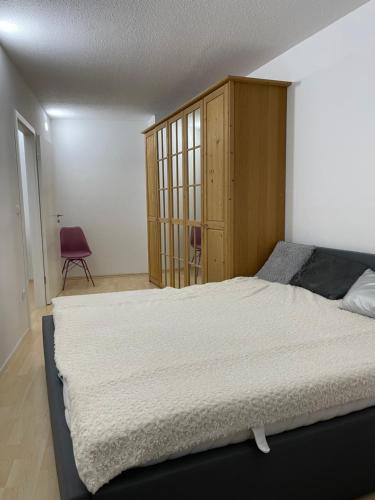 Легло или легла в стая в Helle Zwei-Zimmer-Stadt-Wohnung am Bismarkplatz mit Tiefgarage