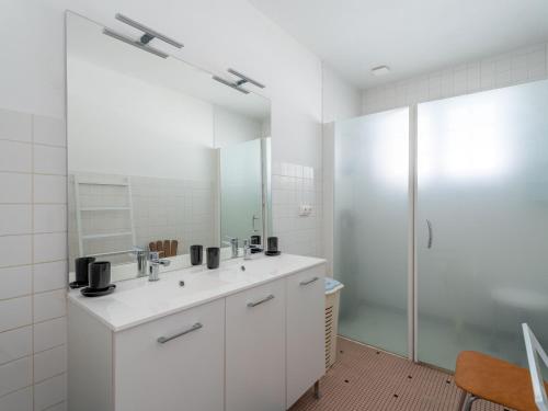 a white bathroom with a sink and a shower at Maison 3* à Mimizan Plage, 6 pers, jardin clos, proche plages et activités - FR-1-50-110 in Mimizan