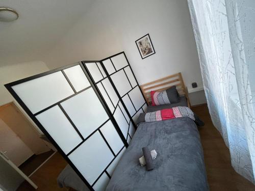 a small bedroom with a bed in a room at Studio-Apartment in zentraler Lage in Graz