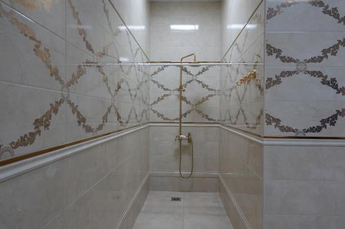 ein Bad mit einer Dusche und Marmorfliesen in der Unterkunft RADOVICI LUX APARTMENTS in Radovići