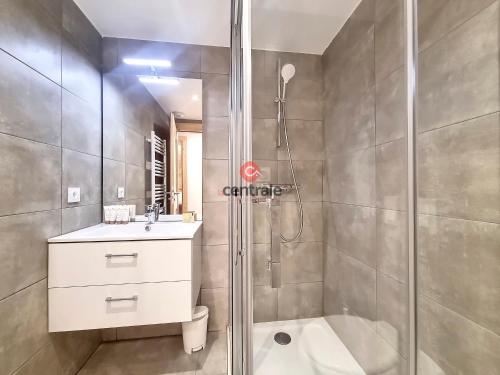a bathroom with a shower and a sink at Appartement Les Gets, 4 pièces, 6 personnes - FR-1-454A-17 in Les Gets