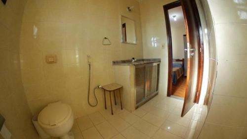 a bathroom with a toilet and a sink at Casa da Olga Itatiaia in Itatiaia
