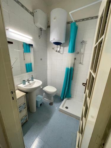 een badkamer met een wastafel, een toilet en een douche bij B&B Bella Napoli 17 in Napels