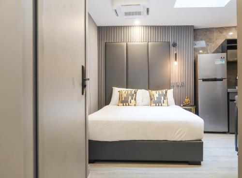 Postel nebo postele na pokoji v ubytování RR Studios & Suites