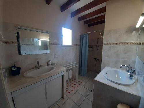 La salle de bains est pourvue de 2 lavabos, d'un miroir et d'une douche. dans l'établissement Maison 4 chambres avec jardin clos, proche plage et centre, à Vieux-Boucau - FR-1-239-964, à Vieux-Boucau-les-Bains