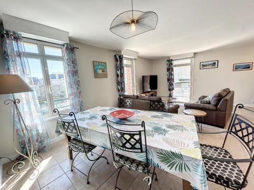 un salon avec une table et des chaises de salle à manger dans l'établissement Appartement rénové avec ascenseur - Proche plage et centre-ville - FR-1-361-506, à Saint-Pair-sur-Mer