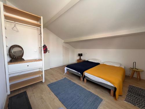 - une chambre avec un lit king-size et un miroir dans l'établissement Maison lumineuse avec jardin - Proche plage d'Eyrac et commerces - FR-1-420-133, à Arcachon