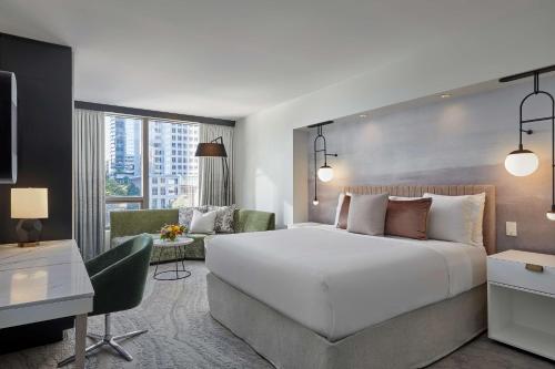 Habitación de hotel con cama grande y escritorio. en Hotel 1000, LXR Hotels & Resorts en Seattle