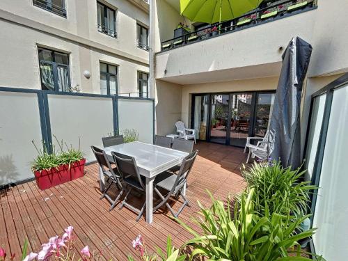 Appartement PMR avec Terrasse au Cœur de Granville, Proche Plage et Port - FR-1-361-508