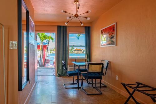 jadalnia ze stołem i krzesłami oraz oknem w obiekcie Tropical Breeze w mieście Clearwater Beach